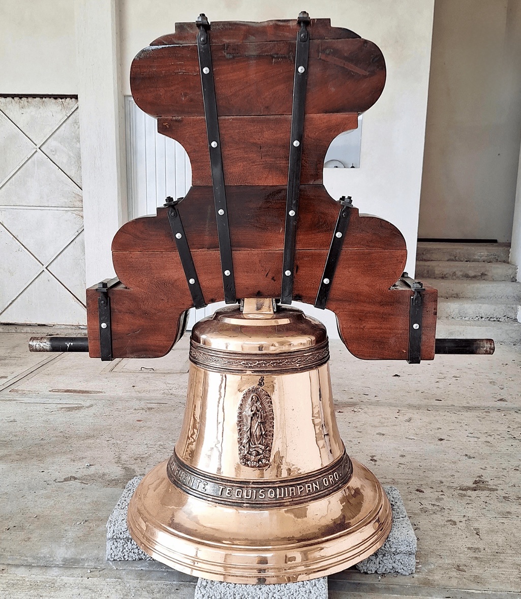 Campana instalada en torre de iglesia — CampanArte