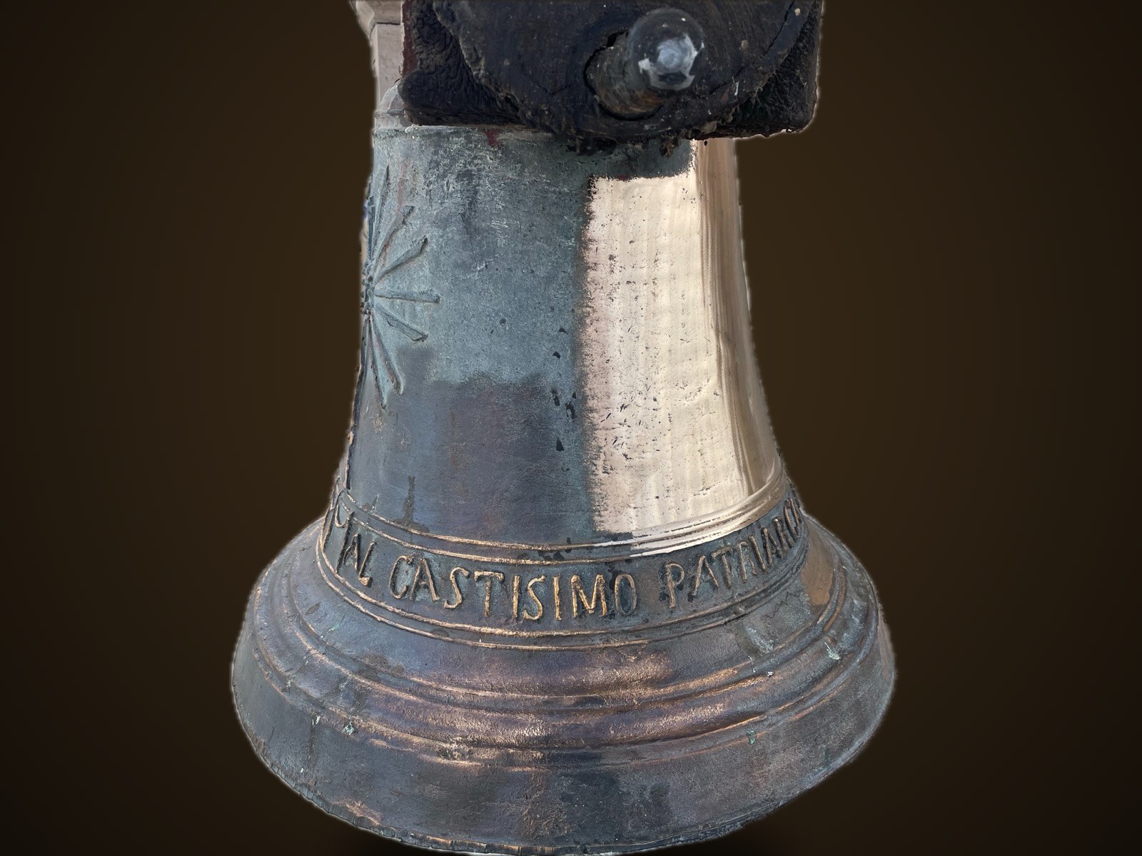 Campana de bronce con la pátina del tiempo, antes de restaurar — CampanArte