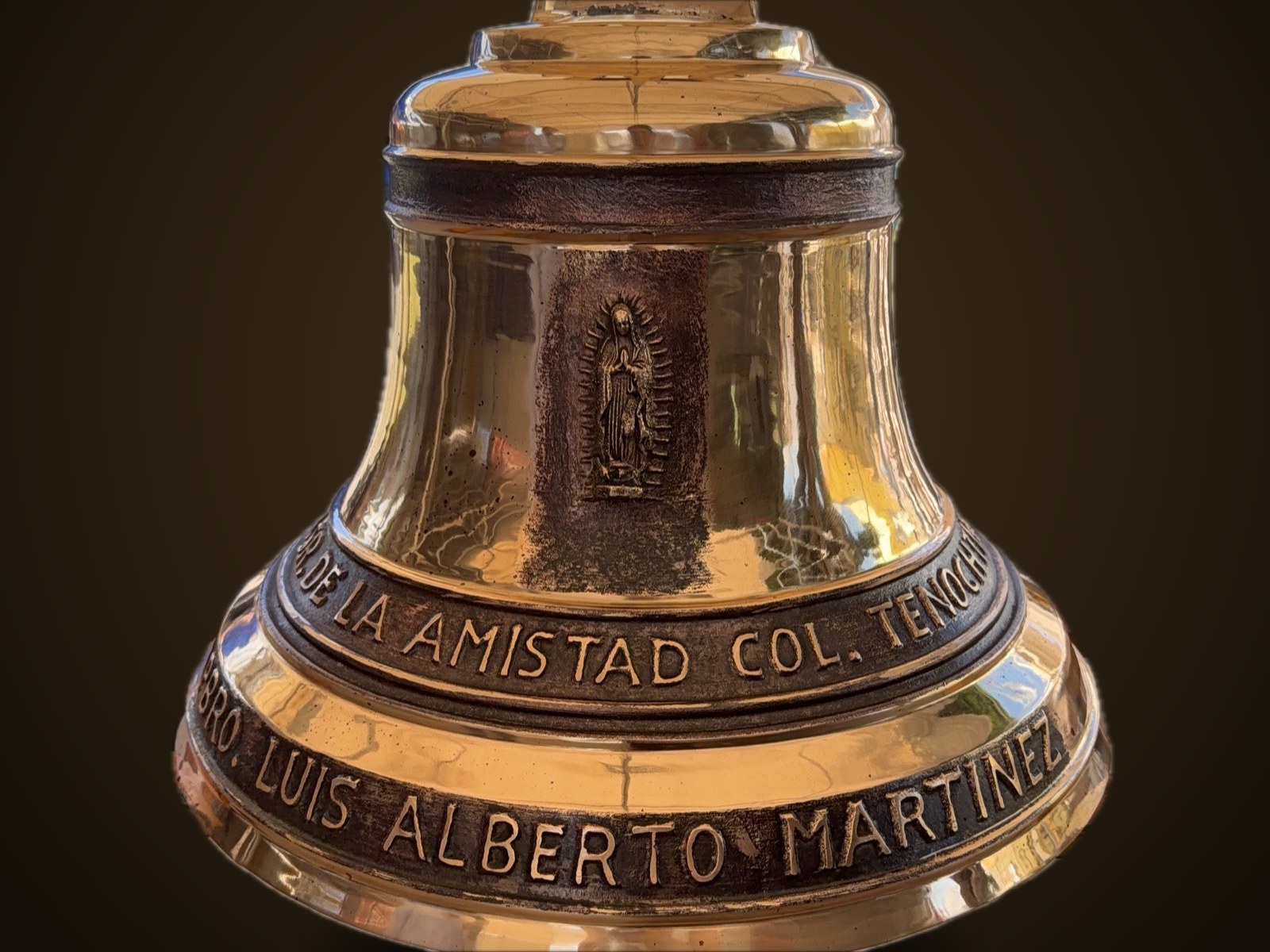 La misma campana restaurada: bronce pulido y devuelto a su gloria — CampanArte